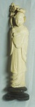 Escultura em marfim representando Gueixa com flores.  (falta parte do cabelo ) .  Acompanha peanha de madeira. Alt. 16 cm. RETIRADA POR CONTA DO COMPRADOR BAIRRO COPACABANA.