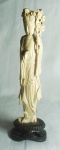 Escultura de marfim representando Gueixa com flores ( lascado na base). Alt. total 24 cm. RETIRADA POR CONTA DO COMPRADOR BAIRRO COPACABANA.