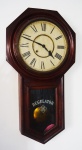 Relógio para parede da marca REGULATOR  no formato oitavado, mostrador com algarismo romano. No estado ( não testado). Alt. 80 cm. RETIRADA POR CONTA DO COMPRADOR BAIRRO COPACABANA.
