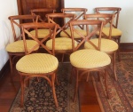Conjunto com 8 cadeiras em madeira nobre com assentos em palha. Acompanham almofadas soltas  estofadas . Medidas 88 x 43x 42 cm. RETIRADA POR CONTA DO COMPRADOR BAIRRO COPACABANA.