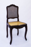 Cadeira em madeira nobre  com entalhes frontais , pés terminando em folhas de acanto, assento e encosto em palhinha . Medidas 95 x 50 x 44 cm.
