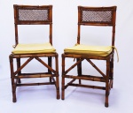 Par de cadeiras em bambú com assentos e encostos em palhinha. Medidas 90 x 44 x 44 cm.