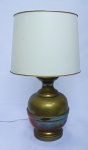 Abajur para 3 lâmpadas  em metal dourado com cúpula branca. Alt. 92 cm. Diâm. 46 cm.