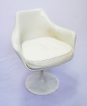 Cadeira SAARINEN  na cor branca. Medidas 80 x 68 x 60 cm.