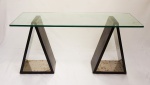 Aparador design contemporâneo com tampo de vidro e base no formato de triângulo em laca com interior em metal. Medidas 74 x 150 x 59 cm.
