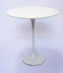 SAARINEN- Mesa em formato redondao com tampo de mármore branco. Medidas 53 x 51 cm. Também conhecida como Tulipa, a peça foi desenhada pelo finlandês Eero Saarinen em 1956 e ganhou o mundo com o passar dos anos. Poucas criações do design resistiram tanto ao tempo como a mesa Saarinen.