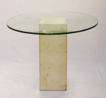 Mesa com tampo redondo de vidro e base em mármore retangular. Medidas 72 x 28 x 28 cm. Espessura vidro 2mm.