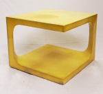 Mesa de centro em fibra de vidro na tonalidade amarela. Medidas 56 x 71 cm.