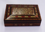 Caixa de madeira com entalhes policromados . Medidas 5 x 18 x 12 cm.