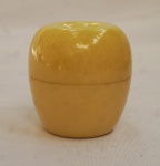 Pequena caixa em marfim no formato de maçã , tampa com rosca. Medidas 5 x 5 cm.