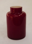 Vaso e vidro leitoso vermelho e branco internamente. Medidas 14 x 8,5 cm.