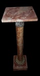 Coluna em mármore rajado com guarnições em bronze. Medidas 108 x 28,5 x 28,5 cm.