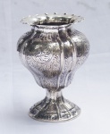 Vaso de prata 800, contrastada, trabalhada em baixo relevo com volutas. Alt. 21 cm.  Peso aprox. 550 gr