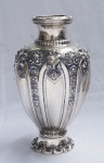 Vaso de prata portuguesa, contrastada, Águia, decorada com concheados, flores , palmas e perolados em relevo. Alt. 34 cm. Peso aprox. 1.030 gr.