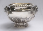 Grande cachepot em prata inglesa, contrastada, decorada com perolados e laterias com cariatides. Medidas 26 x 29 cm. Peso aprox. 3320 gr.