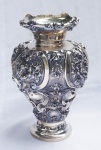 Grande vaso em prata portuguesa, contrastada, decorada com volutas, flores e concheados em relevo. Alt. 36 cm. Peso aprox.  1.891 gr.