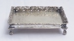 Pequeno tabuleiro de prata 833, contrastada, galeria vazada com parreiras . Medidas 4 x 15 x 11 cm. Peso aprox. 273 gr.
