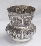 Vaso em prata indiana, contrastada, decorada com figuras egípcias em relevo . Alt. 15 cm. Peso aprox.  683 gr.