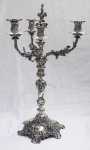 Grande candelabro para 4 velas de prata inglesa, contrastada , decorada com folhagens , flores , medalhões e volutas. Alt. 62 cm. Peso aprox. 5.081 gr.