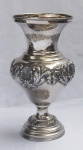 Grande vaso de prata 90 mls, SHEFFIELD, decorado com volutas e concheados (leves mossas). Alt. 35 cm. Peso aprox. 1.000 gr.