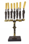 MARIO AGOSTINELLI ( 1937 - 2010). "MENORAH" .  Candelabro para velas em bronze representando Os Sete Profetas. Base em mármore. Medida total 100 x 67 cm.