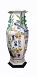 Vaso em porcelana chinesa, formato sextavado e policromado. Acompanha peanha. Alt. 42 cm.