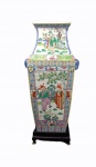 Vaso em porcelana chinesa, formato quadrado e policromado. Acompanha peanha. Alt. 42 cm.
