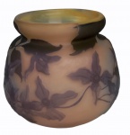 GALLÉ. Vaso em pasta de vidro, decorado com folhas na tonalidade cameo .  Assinado. Medidas 12 x 9 cm.