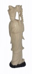 Escultura em marfim representando Geuixa segurando flor com base de madeira. Alt. total 13 cm.