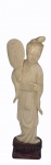 Escultura em  marfim representando Gueixa com leque com base de madeira. Alt. total 15 cm.