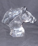 BACCARAT. Escultura em cristal francês representando Cabeça de Cavalo . Assinada. Medidas 14 x 12 cm.