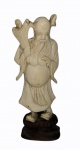 Estatueta oriental em marfim, representando Velho Sábio com base em madeira. Alt. total 9 cm.