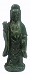 Estatueta em jade, representando Deusa Chinesa ( pequenos bicado).  Alt. 23 cm.
