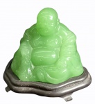 Estatueta em jade, representando Buda, acompanha peanha de madeira. Alt. 6 cm.