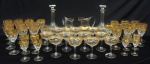Aparelho em cristal europeu, lapidação dedão com folha de ouro, total 63 peças, composto de: 2 jarras com alça ( 18 cm. cada), 2 garrafas  ( 1 com leve bicado na tampa, 30 cm cada); 12 taças para vinho tinto (17 cm cada); 11 taças para vinho branco( 16 cm cada); 11 taças para champagne ( 13 cm cada); 14 taças para vinho do Porto (14 cm cada) e 11 taças para licor.
