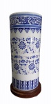 Bengaleiro de porcelana chinesa de Macau na tonalidade azul e branca azul e branco , acompanha peanha. Alt. 48 cm.
