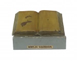 DUMITRU DORNESCU - " Bíblia Sagrada" escultura em bronze dourado e polida, com patina do tempo, assinado e datado Rio/ 92, medindo 19x 32x 04 cm