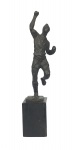 HUMBERTO COZZO - " Pelé" homenagem ao milésimo gol, escultura em bronze patinado, medindo 29 cm, sob base de granito com 11 x 12 x 7 cm, altura total 40cm, assinado na base do bronze