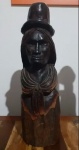 Arte Popular. BENAVIDEZ, 1974. Escultura em tronco representando Mulher com chapéu .  Medidas 37 x 12 x 12 cm.