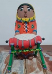 Arte Popular. LUSYENNIR. Escultura em biscuit policromado representando Mulher Rendeira laranja. Medidas 13 x 13 x 21 cm.