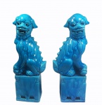 Par de Cães de Fó em porcelana chinesa na tonalidade turquesa. Alt. 32 cm cada.