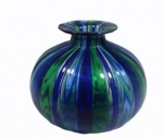 Pequeno vaso bojudo em vidro Murano na cor azul e verde. Alt. 11 cm.