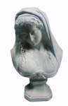 Busto de biscuit francês de SEVRES (marcado), representando Madona. Assinado Raphael.  Alt. 25 cm.
