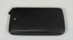 MONT BLANC. Carteira de viagem em couro, med. 23 x 13 cm. Ref. nº 16352, no estojo, sem uso.