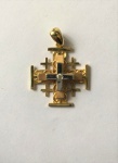 Pingente com crucifixo de Jerusalém, em ouro 18k em três tons, amarelo, vermelho e branco, c/ 1 brilhante. Med 3 x 2,3 cm, peso total 4.4 g