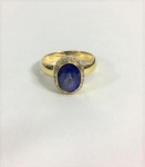Amsterdan Sauer, exepcional anel em ouro amarelo c/ tanzanita oval cut c/ 3.92 carates - Slightly Purplish Blue, emoldurado por brilhantes, jóia com contraste da grife e acompanha certificado de autencidade. Aro 25, peso total 7.8g