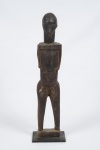 Escultura africana em madeira esculpida, base em ferro medindo 57 cm de altura.