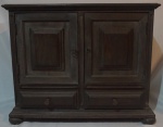 Cômoda em madeira nobre contendo 2 portas, 2 gavetas e prateleira central, puxadores em metal, medindo 74x90x50cm.