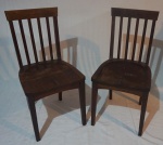Par de cadeiras em madeira, encosto vazado, assento em madeira maciça. No estado. Uma das cadeiras está quebrada. Medida de cada: 55x41x40xcm.