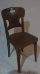 Cadeira em madeira com travas curvas, o encosto apresenta rasgos. Medida: 85x38x39cm.